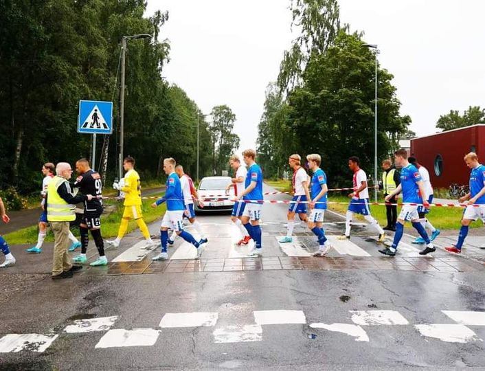U Norveškoj igrači da bi došli na teren moraju preći preko ulice