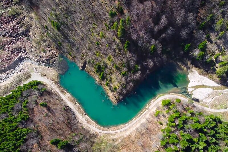 “Slučajni biser” Srednje Bosne: Pogledajte fascinantne snimke iz zraka jezera i rijeke Jasenice