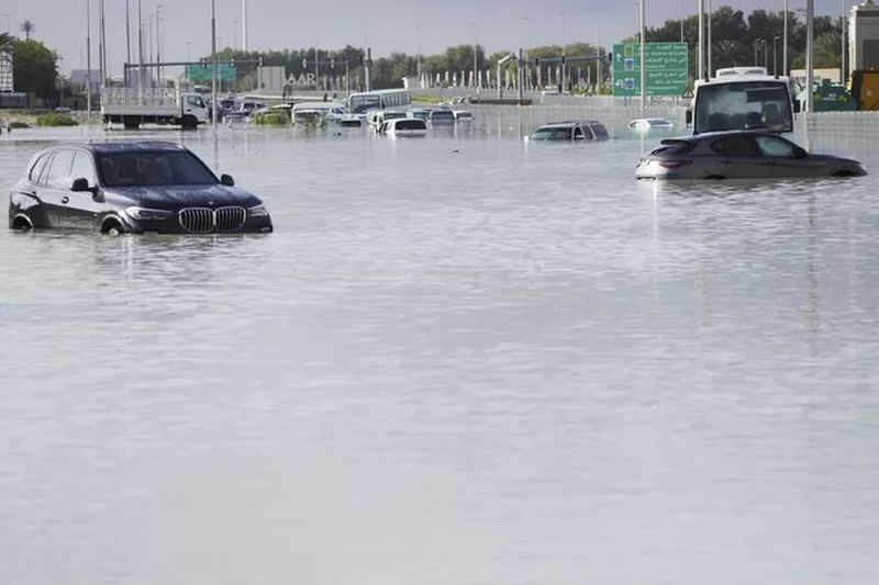 Poplave u Dubaiju odnijele 18 života, traga se za još desecima, pala rekordna količina kiše