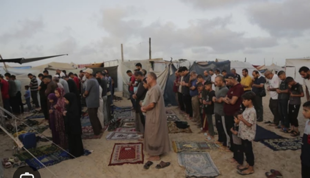 Palestinci za Bajram obilaze mezarja, upućuju molitve za svoje najmilije
