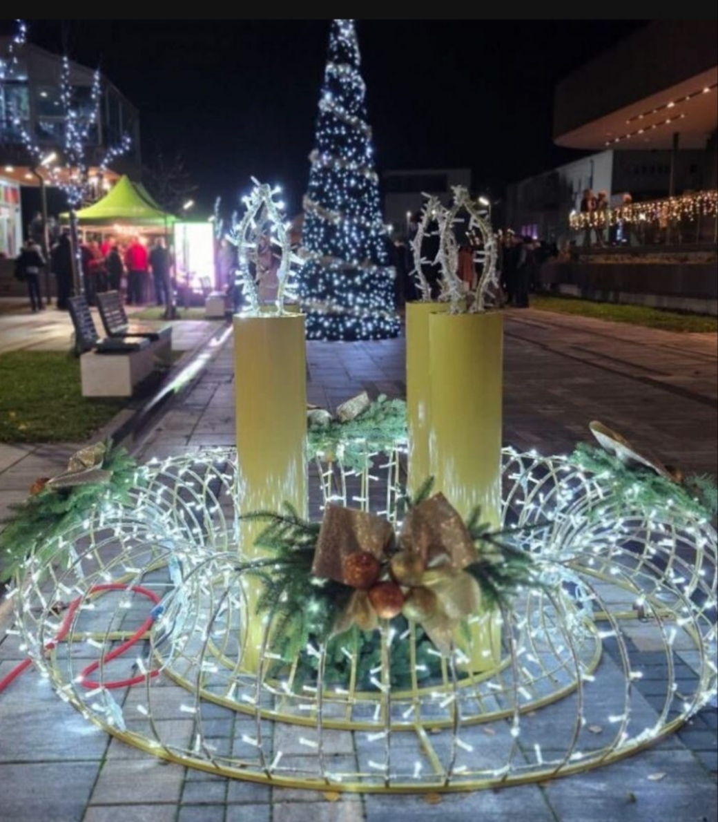 Paljenjem prve adventske svijeće započeo program “Božić u Vitezu 2025.”