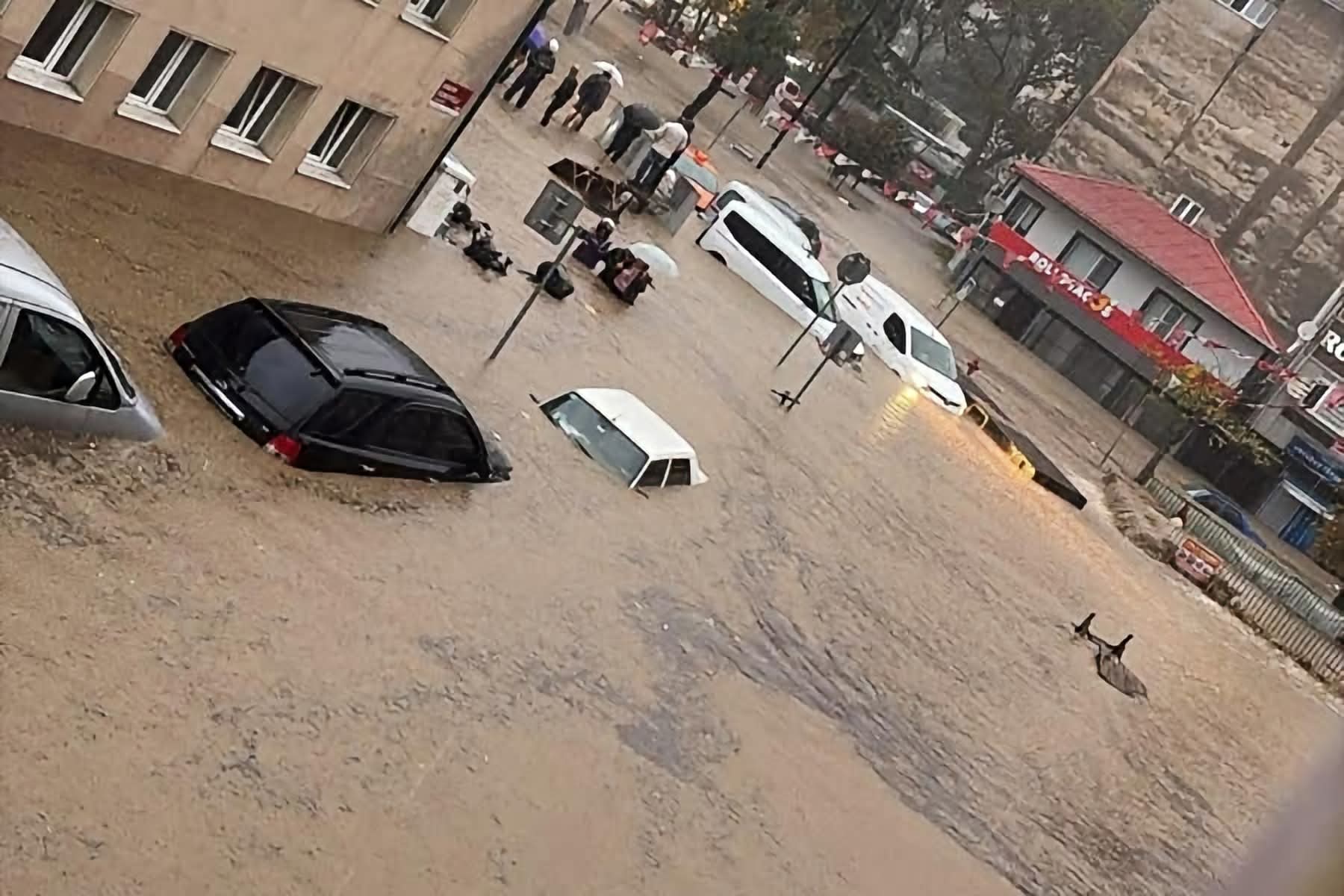 Istanbul pod vodom: Snažno nevrijeme paraliziralo grad, život izgubio 14-godišnji dječak